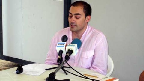 Presentació de Nació.cat a la Biblioplatja d'Arenys de Mar, amb l'autor del llibre, Saül Gordillo, i Xavier Febrer, regidor de Societat de la Informació. Arenys de Mar. 8 d'agost de 2008