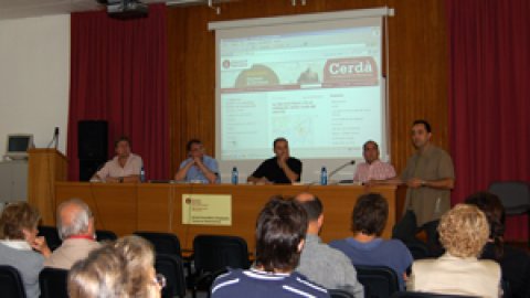 Xerrada sobre el domini d'Internet .cat per a la llengua i la cultura catalana a l'aula magna de l'Escola Universitària de Teixits de Punt de Canet de Mar, amb Vicent Partal, Toni Bellatriu, Ivan Aranda i Saül Gordillo, autor del llibre Nació.cat, organitzada per la Plataforma per la Llengua i ERC. Canet de Mar. 10 d'octubre de 2009