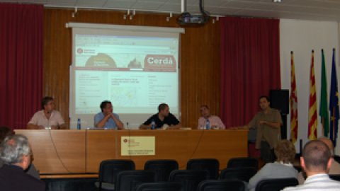 Xerrada sobre el domini d'Internet .cat per a la llengua i la cultura catalana a l'aula magna de l'Escola Universitària de Teixits de Punt de Canet de Mar, amb Vicent Partal, Toni Bellatriu, Ivan Aranda i Saül Gordillo, autor del llibre Nació.cat, organitzada per la Plataforma per la Llengua i ERC. Canet de Mar. 10 d'octubre de 2009