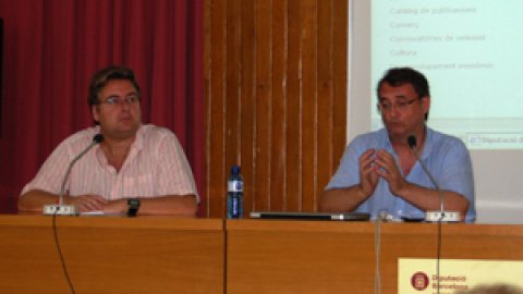 Xerrada sobre el domini d'Internet .cat per a la llengua i la cultura catalana a l'aula magna de l'Escola Universitària de Teixits de Punt de Canet de Mar, amb Vicent Partal, Toni Bellatriu, Ivan Aranda i Saül Gordillo, autor del llibre Nació.cat, organitzada per la Plataforma per la Llengua i ERC. Canet de Mar. 10 d'octubre de 2009