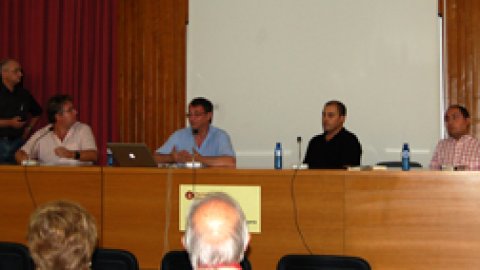 Xerrada sobre el domini d'Internet .cat per a la llengua i la cultura catalana a l'aula magna de l'Escola Universitària de Teixits de Punt de Canet de Mar, amb Vicent Partal, Toni Bellatriu, Ivan Aranda i Saül Gordillo, autor del llibre Nació.cat, organitzada per la Plataforma per la Llengua i ERC. Canet de Mar. 10 d'octubre de 2009