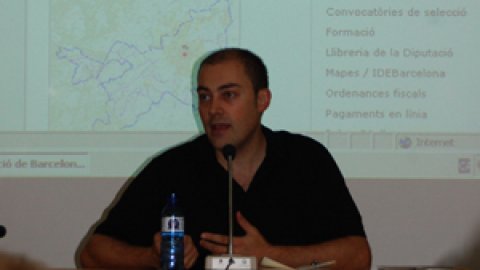Xerrada sobre el domini d'Internet .cat per a la llengua i la cultura catalana a l'aula magna de l'Escola Universitària de Teixits de Punt de Canet de Mar, amb Vicent Partal, Toni Bellatriu, Ivan Aranda i Saül Gordillo, autor del llibre Nació.cat, organitzada per la Plataforma per la Llengua i ERC. Canet de Mar. 10 d'octubre de 2009