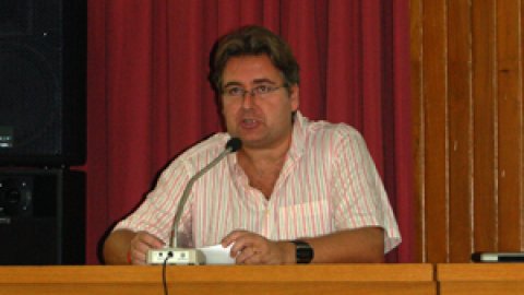 Xerrada sobre el domini d'Internet .cat per a la llengua i la cultura catalana a l'aula magna de l'Escola Universitària de Teixits de Punt de Canet de Mar, amb Vicent Partal, Toni Bellatriu, Ivan Aranda i Saül Gordillo, autor del llibre Nació.cat, organitzada per la Plataforma per la Llengua i ERC. Canet de Mar. 10 d'octubre de 2009