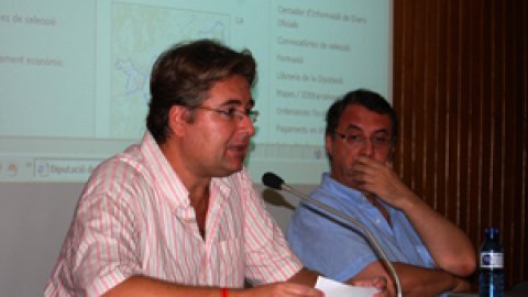Xerrada sobre el domini d'Internet .cat per a la llengua i la cultura catalana a l'aula magna de l'Escola Universitària de Teixits de Punt de Canet de Mar, amb Vicent Partal, Toni Bellatriu, Ivan Aranda i Saül Gordillo, autor del llibre Nació.cat, organitzada per la Plataforma per la Llengua i ERC. Canet de Mar. 10 d'octubre de 2009