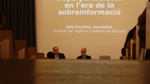 Lliçó inaugural del curs acadèmic 2009-2010 dels Ensenyaments de Periodisme de la Universitat Pompeu Fabra (UPF), amb el títol Superperiodistes en l'era de la sobreinformació, que donaria peu el 2010 al llibre el mateix títol. Presenta l'acte el director de Periodisme i vicedegà Salvador Alsius, i el presideix el degà de la Facultat de Comunicació, Josep Maria Casasús, a l'Auditori del Campus de la Comunicació-Poblenou. Barcelona. 30 de setembre de 2009