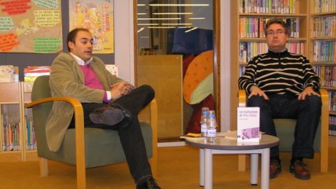 Presentació del llibre Les barbaritats de Fèlix Millet (Ara Llibres) a la biblioteca P. Gual i Pujadas de Canet de Mar, organitzada per la Plataforma per la Llengua, amb l'autor, Saül Gordillo, i Toni Bellatriu, de Plataforma per la Llengua. Canet de Mar. 8 de gener de 2010