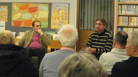 Presentació del llibre Les barbaritats de Fèlix Millet (Ara Llibres) a la biblioteca P. Gual i Pujadas de Canet de Mar, organitzada per la Plataforma per la Llengua, amb l'autor, Saül Gordillo, i Toni Bellatriu, de Plataforma per la Llengua. Canet de Mar. 8 de gener de 2010