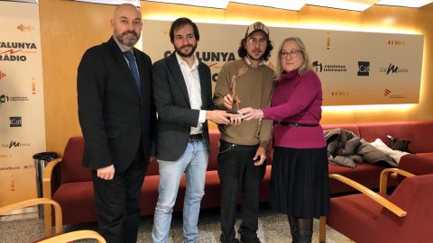 El director de Catalunya Ràdio, Saül Gordillo, en el lliurament del premi CInema Drets Humans al programa Solidaris de Catalunya Ràdio, amb el seu director, Albert Segura, i Toni Navarro, director del festival de cinema, i Eulàlia Pascual, presidenta ANUE de l'Associació de Nacions Unides. Barcelona. 9 de gener de 2020