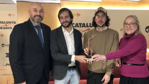 El director de Catalunya Ràdio, Saül Gordillo, en el lliurament del premi CInema Drets Humans al programa Solidaris de Catalunya Ràdio, amb el seu director, Albert Segura, i Toni Navarro, director del festival de cinema, i Eulàlia Pascual, presidenta ANUE de l'Associació de Nacions Unides. Barcelona. 9 de gener de 2020