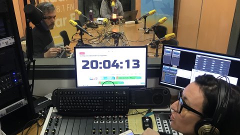 El director de Catalunya Ràdio, Saül Gordillo, assisteix a Ràdio Vilassar al programa especial Catalunya nit amb Laura Rosel que s'hi fa des de l'emissora municipal amb motiu dels efectes del temporal Gloria al Maresme. Vilassar de Mar. 21 de gener de 2020