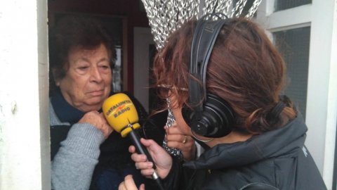 La delegada de Catalunya Ràdio Coia Ballesté al programa especial Catalunya migdia amb Òscar Fernández des de Deltebre amb motiu dels efectes del temporal Gloria al delta de l'Ebre, amb Adam Tomàs, alcalde d'Amposta, Joan Castor, de Sant Jaume d'Enveja, Lluís Soler, de Deltebre, Joan Roig, alcalde d'Alcanar i president del Consell Comarcal del Montsià, i Xavier Curto, vicepresident de la Taula de Consens pel Delta i de la Comunitat de Regants del Marge Esquerre. Deltebre. 22 de gener de 2020