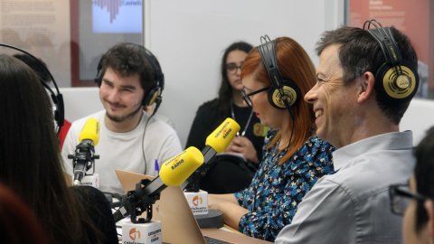 El director de Catalunya Ràdio, Saül Gordillo, inaugura el nou estudi de Catalunya Ràdio al Museu de la Ciència i de la Tècnica de Catalunya mNACTEC, amb la directora general del Patrimoni Cultural, Elsa Ibar, el regidor d'Economia Social i Innovació, Universitats, Turisme i Projectes Audiovisuals, Josep Forn, i el director del museu, Jaume Perarnau. Programa especial de L'apocalipsi del matí de Catalunya Ràdio per estrenar l'estudi 17. Terrassa. 11 de febrer de 2020