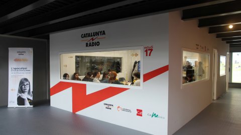 El director de Catalunya Ràdio, Saül Gordillo, inaugura el nou estudi de Catalunya Ràdio al Museu de la Ciència i de la Tècnica de Catalunya mNACTEC, amb la directora general del Patrimoni Cultural, Elsa Ibar, el regidor d'Economia Social i Innovació, Universitats, Turisme i Projectes Audiovisuals, Josep Forn, i el director del museu, Jaume Perarnau. Programa especial de L'apocalipsi del matí de Catalunya Ràdio per estrenar l'estudi 17. Terrassa. 11 de febrer de 2020
