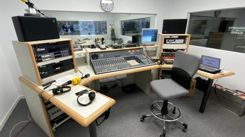 El director de Catalunya Ràdio, Saül Gordillo, inaugura el nou estudi de Catalunya Ràdio al Museu de la Ciència i de la Tècnica de Catalunya mNACTEC, amb la directora general del Patrimoni Cultural, Elsa Ibar, el regidor d'Economia Social i Innovació, Universitats, Turisme i Projectes Audiovisuals, Josep Forn, i el director del museu, Jaume Perarnau. Programa especial de L'apocalipsi del matí de Catalunya Ràdio per estrenar l'estudi 17. Terrassa. 11 de febrer de 2020