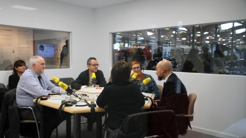 El director de Catalunya Ràdio, Saül Gordillo, inaugura el nou estudi de Catalunya Ràdio al Museu de la Ciència i de la Tècnica de Catalunya mNACTEC, amb la directora general del Patrimoni Cultural, Elsa Ibar, el regidor d'Economia Social i Innovació, Universitats, Turisme i Projectes Audiovisuals, Josep Forn, i el director del museu, Jaume Perarnau. Programa especial de L'apocalipsi del matí de Catalunya Ràdio per estrenar l'estudi 17. Terrassa. 11 de febrer de 2020