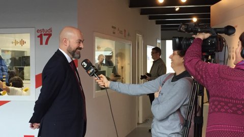 El director de Catalunya Ràdio, Saül Gordillo, inaugura el nou estudi de Catalunya Ràdio al Museu de la Ciència i de la Tècnica de Catalunya mNACTEC, amb la directora general del Patrimoni Cultural, Elsa Ibar, el regidor d'Economia Social i Innovació, Universitats, Turisme i Projectes Audiovisuals, Josep Forn, i el director del museu, Jaume Perarnau. Programa especial de L'apocalipsi del matí de Catalunya Ràdio per estrenar l'estudi 17. Terrassa. 11 de febrer de 2020