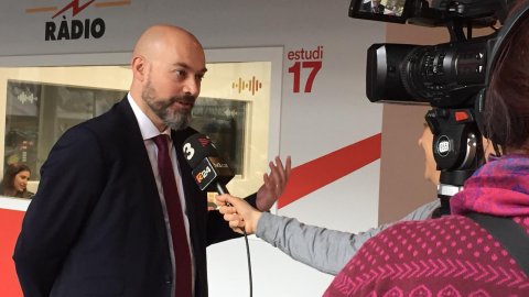 El director de Catalunya Ràdio, Saül Gordillo, inaugura el nou estudi de Catalunya Ràdio al Museu de la Ciència i de la Tècnica de Catalunya mNACTEC, amb la directora general del Patrimoni Cultural, Elsa Ibar, el regidor d'Economia Social i Innovació, Universitats, Turisme i Projectes Audiovisuals, Josep Forn, i el director del museu, Jaume Perarnau. Programa especial de L'apocalipsi del matí de Catalunya Ràdio per estrenar l'estudi 17. Terrassa. 11 de febrer de 2020