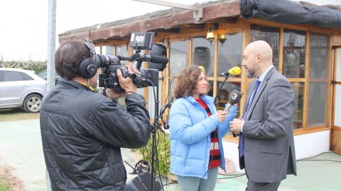 El director de Catalunya Ràdio, Saül Gordillo, entrevistat per TV3 amb motiu del programa especial d'El matí de Catalunya Ràdio pel Dia Mundial de la Ràdio des d'una barraca del Poblenou del Delta. Deltebre. 13 de febrer de 2020