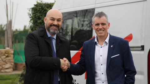 El director de Catalunya Ràdio, Saül Gordillo, amb l'alcalde d'Amposta, Adam Tomàs, amb motiu del programa especial d'El matí de Catalunya Ràdio pel Dia Mundial de la Ràdio des d'una barraca del Poblenou del Delta. Amposta. 13 de febrer de 2020