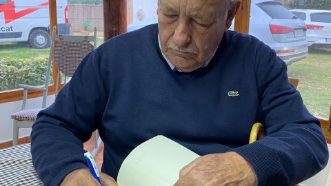 Programa especial d'El matí de Catalunya Ràdio pel Dia Mundial de la Ràdio des d'una barraca del Poblenou del Delta. El propietari de la barraca, David Monllau, signant l'exemplar d'un llibre seu. Amposta. 13 de febrer de 2020