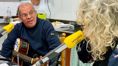 Actuació del cantant Miquel del Roig amb motiu del programa especial d'El matí de Catalunya Ràdio pel Dia Mundial de la Ràdio des d'una barraca del Poblenou del Delta. Amposta. 13 de febrer de 2020