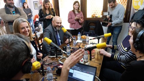 El director de Catalunya Ràdio, Saül Gordillo, amb l'alcaldessa de Sant Cugat, Mireia Ingla, amb motiu del programa especial del Catalunya migdia de Catalunya Ràdio, amb Òscar Fernández i Empar Moliner, pel Dia Mundial de la Ràdio des de la casa d'uns oients de Sant Cugat del Vallès. 13 de febrer de 2020