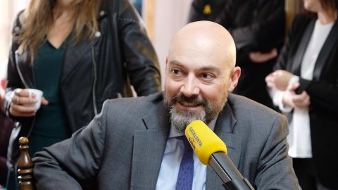 El director de Catalunya Ràdio, Saül Gordillo, participa en el programa especial del Catalunya migdia de Catalunya Ràdio, amb Òscar Fernández i Empar Moliner, pel Dia Mundial de la Ràdio des de la casa d'uns oients de Sant Cugat del Vallès. 13 de febrer de 2020