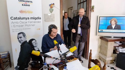 El director de Catalunya Ràdio, Saül Gordillo, participa en el programa especial del Catalunya migdia de Catalunya Ràdio, amb Òscar Fernández i Empar Moliner, pel Dia Mundial de la Ràdio des de la casa d'uns oients de Sant Cugat del Vallès. 13 de febrer de 2020