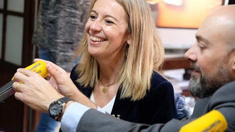 El director de Catalunya Ràdio, Saül Gordillo, amb l'alcaldessa de Sant Cugat, Mireia Ingla, amb motiu del programa especial del Catalunya migdia de Catalunya Ràdio, amb Òscar Fernández i Empar Moliner, pel Dia Mundial de la Ràdio des de la casa d'uns oients de Sant Cugat del Vallès. 13 de febrer de 2020