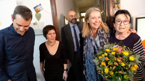 El director de Catalunya Ràdio, Saül Gordillo, amb l'alcaldessa de Sant Cugat, Mireia Ingla, amb motiu del programa especial del Catalunya migdia de Catalunya Ràdio, amb Òscar Fernández i Empar Moliner, pel Dia Mundial de la Ràdio des de la casa d'uns oients de Sant Cugat del Vallès. 13 de febrer de 2020