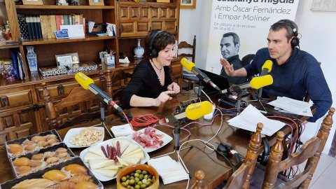 Programa especial del Catalunya migdia de Catalunya Ràdio, amb Òscar Fernández i Empar Moliner, pel Dia Mundial de la Ràdio des de la casa d'uns oients de Sant Cugat del Vallès. 13 de febrer de 2020