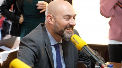 El director de Catalunya Ràdio, Saül Gordillo, amb l'alcaldessa de Sant Cugat, Mireia Ingla, amb motiu del programa especial del Catalunya migdia de Catalunya Ràdio, amb Òscar Fernández i Empar Moliner, pel Dia Mundial de la Ràdio des de la casa d'uns oients de Sant Cugat del Vallès. 13 de febrer de 2020