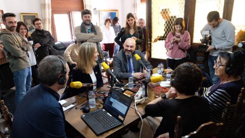 El director de Catalunya Ràdio, Saül Gordillo, amb l'alcaldessa de Sant Cugat, Mireia Ingla, amb motiu del programa especial del Catalunya migdia de Catalunya Ràdio, amb Òscar Fernández i Empar Moliner, pel Dia Mundial de la Ràdio des de la casa d'uns oients de Sant Cugat del Vallès. 13 de febrer de 2020