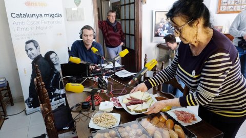 Programa especial del Catalunya migdia de Catalunya Ràdio, amb Òscar Fernández i Empar Moliner, pel Dia Mundial de la Ràdio des de la casa d'uns oients de Sant Cugat del Vallès. 13 de febrer de 2020
