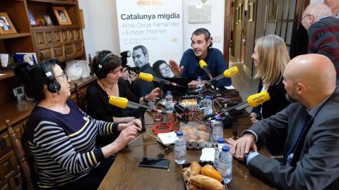 El director de Catalunya Ràdio, Saül Gordillo, amb l'alcaldessa de Sant Cugat, Mireia Ingla, amb motiu del programa especial del Catalunya migdia de Catalunya Ràdio, amb Òscar Fernández i Empar Moliner, pel Dia Mundial de la Ràdio des de la casa d'uns oients de Sant Cugat del Vallès. 13 de febrer de 2020