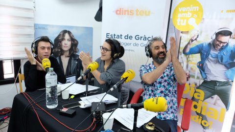Programa especial de l'Estat de Gràcia de Catalunya Ràdio, amb Roger de Gràcia, Adam Martín, Maria Rovira i Juanjo Sáez, pel Dia Mundial de la Ràdio des d'una perruqueria de Mollet del Vallès on habitualment s'escolta Catalunya Ràdio. Mollet del Vallès. 13 de febrer de 2020