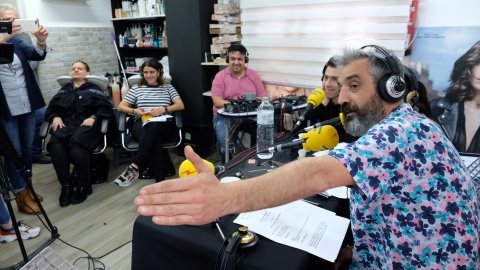 Programa especial de l'Estat de Gràcia de Catalunya Ràdio, amb Roger de Gràcia, Adam Martín, Maria Rovira i Juanjo Sáez, pel Dia Mundial de la Ràdio des d'una perruqueria de Mollet del Vallès on habitualment s'escolta Catalunya Ràdio. Mollet del Vallès. 13 de febrer de 2020