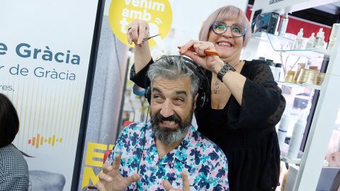 Programa especial de l'Estat de Gràcia de Catalunya Ràdio, amb Roger de Gràcia, Adam Martín, Maria Rovira i Juanjo Sáez, pel Dia Mundial de la Ràdio des d'una perruqueria de Mollet del Vallès on habitualment s'escolta Catalunya Ràdio. Mollet del Vallès. 13 de febrer de 2020
