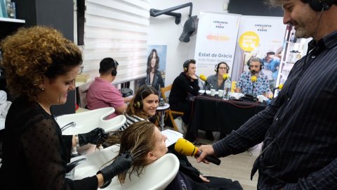 Programa especial de l'Estat de Gràcia de Catalunya Ràdio, amb Roger de Gràcia, Adam Martín, Maria Rovira i Juanjo Sáez, pel Dia Mundial de la Ràdio des d'una perruqueria de Mollet del Vallès on habitualment s'escolta Catalunya Ràdio. Mollet del Vallès. 13 de febrer de 2020