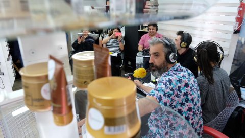 Programa especial de l'Estat de Gràcia de Catalunya Ràdio, amb Roger de Gràcia, Adam Martín, Maria Rovira i Juanjo Sáez, pel Dia Mundial de la Ràdio des d'una perruqueria de Mollet del Vallès on habitualment s'escolta Catalunya Ràdio. Mollet del Vallès. 13 de febrer de 2020