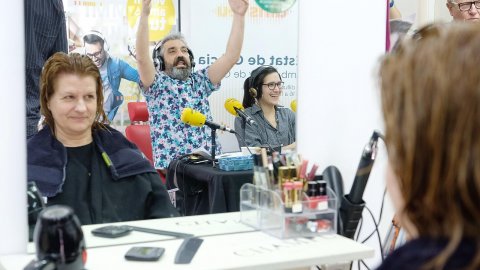 Programa especial de l'Estat de Gràcia de Catalunya Ràdio, amb Roger de Gràcia, Adam Martín, Maria Rovira i Juanjo Sáez, pel Dia Mundial de la Ràdio des d'una perruqueria de Mollet del Vallès on habitualment s'escolta Catalunya Ràdio. Mollet del Vallès. 13 de febrer de 2020
