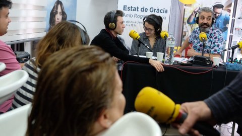 Programa especial de l'Estat de Gràcia de Catalunya Ràdio, amb Roger de Gràcia, Adam Martín, Maria Rovira i Juanjo Sáez, pel Dia Mundial de la Ràdio des d'una perruqueria de Mollet del Vallès on habitualment s'escolta Catalunya Ràdio. Mollet del Vallès. 13 de febrer de 2020