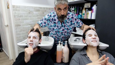 Programa especial de l'Estat de Gràcia de Catalunya Ràdio, amb Roger de Gràcia, Adam Martín, Maria Rovira i Juanjo Sáez, pel Dia Mundial de la Ràdio des d'una perruqueria de Mollet del Vallès on habitualment s'escolta Catalunya Ràdio. Mollet del Vallès. 13 de febrer de 2020