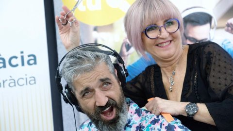 Programa especial de l'Estat de Gràcia de Catalunya Ràdio, amb Roger de Gràcia, Adam Martín, Maria Rovira i Juanjo Sáez, pel Dia Mundial de la Ràdio des d'una perruqueria de Mollet del Vallès on habitualment s'escolta Catalunya Ràdio. Mollet del Vallès. 13 de febrer de 2020