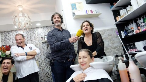 Programa especial de l'Estat de Gràcia de Catalunya Ràdio, amb Roger de Gràcia, Adam Martín, Maria Rovira i Juanjo Sáez, pel Dia Mundial de la Ràdio des d'una perruqueria de Mollet del Vallès on habitualment s'escolta Catalunya Ràdio. Mollet del Vallès. 13 de febrer de 2020