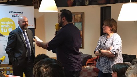 El director de Catalunya Ràdio, Saül Gordillo, assisteix al programa especial de l'APM? de Catalunya Ràdio, amb Xavi Cazorla, Ernest Codina i Peyu, pel Dia Mundial de la Ràdio des d'un restaurant de Gósol, acompanyat del seu alcalde, Lluís Campmajó. Gósol. 13 de febrer de 2020
