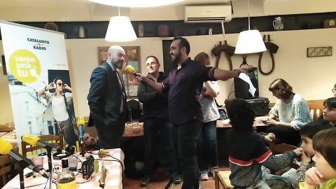 El director de Catalunya Ràdio, Saül Gordillo, assisteix al programa especial de l'APM? de Catalunya Ràdio, amb Xavi Cazorla, Ernest Codina i Peyu, pel Dia Mundial de la Ràdio des d'un restaurant de Gósol, acompanyat del seu alcalde, Lluís Campmajó. Gósol. 13 de febrer de 2020