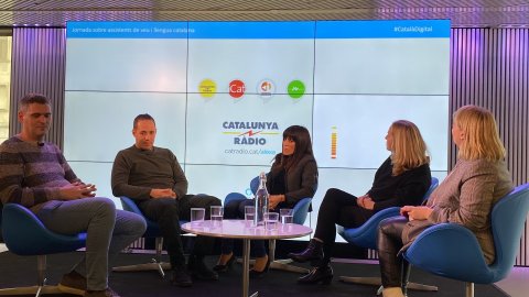 Jornada sobre assistents de veu i llengua catalana, amb la participació de Judith Argila de la Corporació Catalana de Mitjans Audiovisuals (CCMA) i la moderació de Mariola Dinarès, presentadora del Popap, programa que s'emet en directe des del Movistar Centre Plaça Catalunya. Barcelona. 14 de febrer de 2020