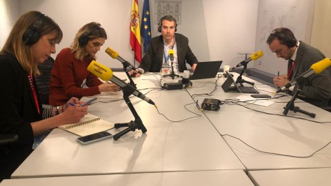 Programa especial del Catalunya migdia de Catalunya Ràdio, amb Òscar Fernández, des de La Moncloa, amb motiu de la reunió de la taula de diàleg entre els governs espanyol i català. Madrid 26 de febrer de 2020