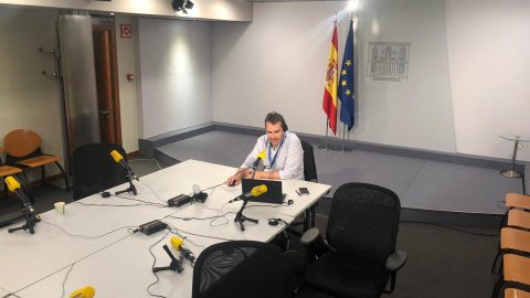 Programa especial del Catalunya migdia de Catalunya Ràdio, amb Òscar Fernández, des de La Moncloa, amb motiu de la reunió de la taula de diàleg entre els governs espanyol i català. Madrid 26 de febrer de 2020